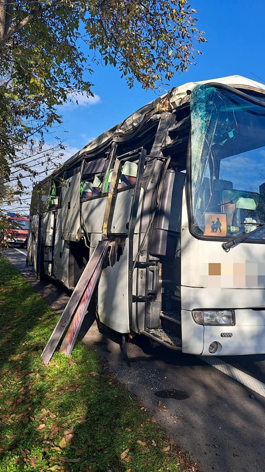 01 - Hasiči zasahovali pri dopravnej nehode autobusu v k.o. Dolná Bar, okres Dunajská Streda